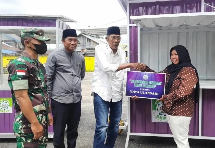 Foto: Pelaku UMKM di Sintang Dapat Bantuan Gerobak Usaha Dari BKPUI     | Pifa Net