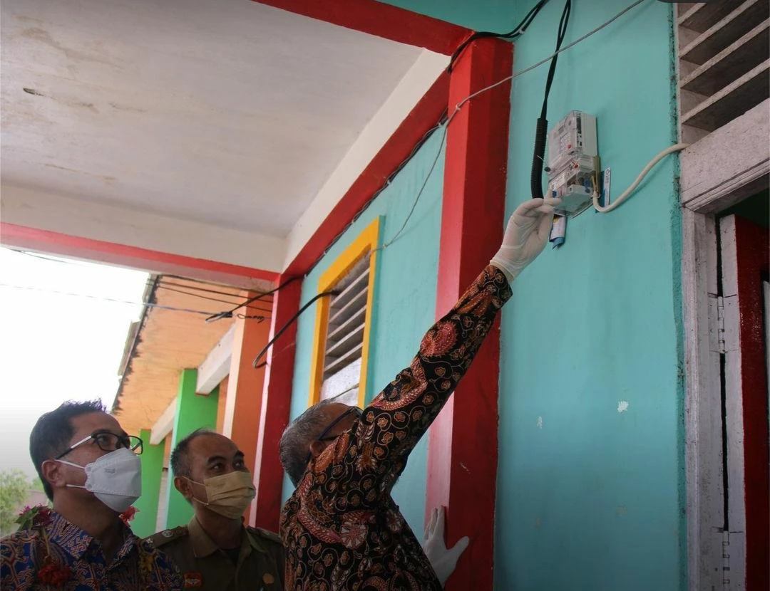 Foto: Wakil Bupati Sanggau Dampingi Gubernur Kalbar Resmikan Listrik 8 Desa di Kecamatan Meliau        | Pifa Net