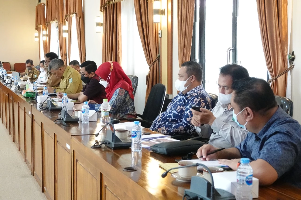 Foto: Komisi II DPRD Kalbar Gelar Rapat dengan OPD Terkait, Bahas Kelangkaan hingga Penimbunan Minyak Goreng | Pifa Net
