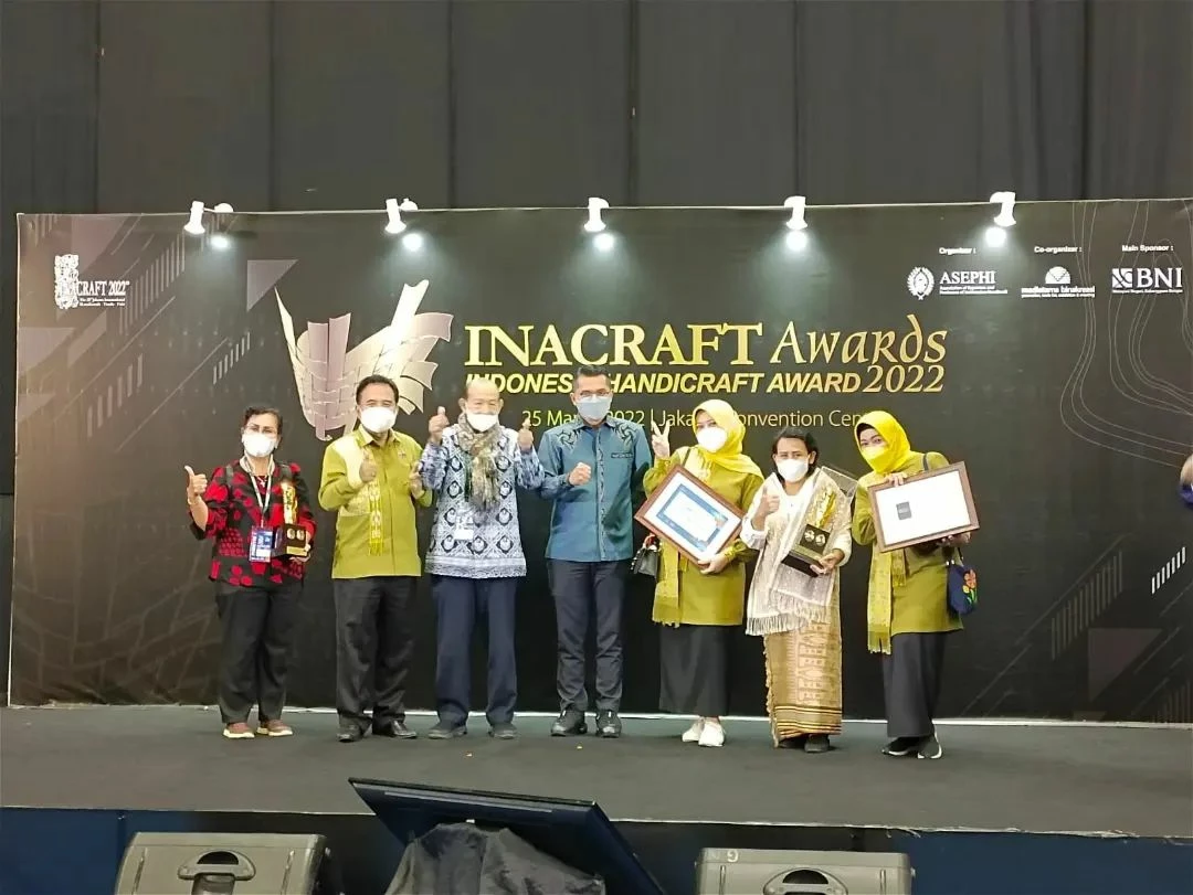 Foto: Tenun Sidan Asal Kapuas Hulu Raih juara 1 Kategori Tekstil dan Best of the Best Pada Event INACRAFT Award 2022 | Pifa Net