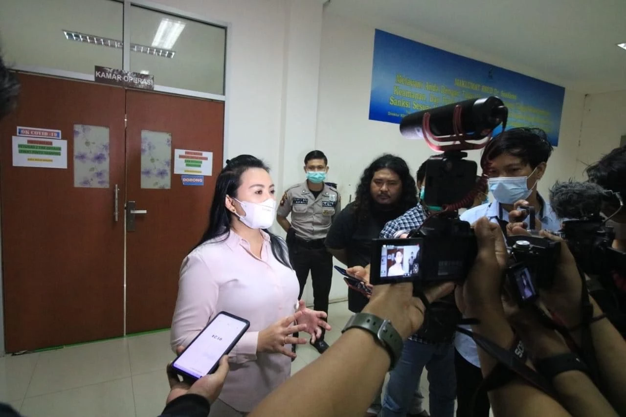 Foto: Kasus Penganiayaan Sebangki, Bupati Karolin Besuk Korban di RSUD Sudarso | Pifa Net