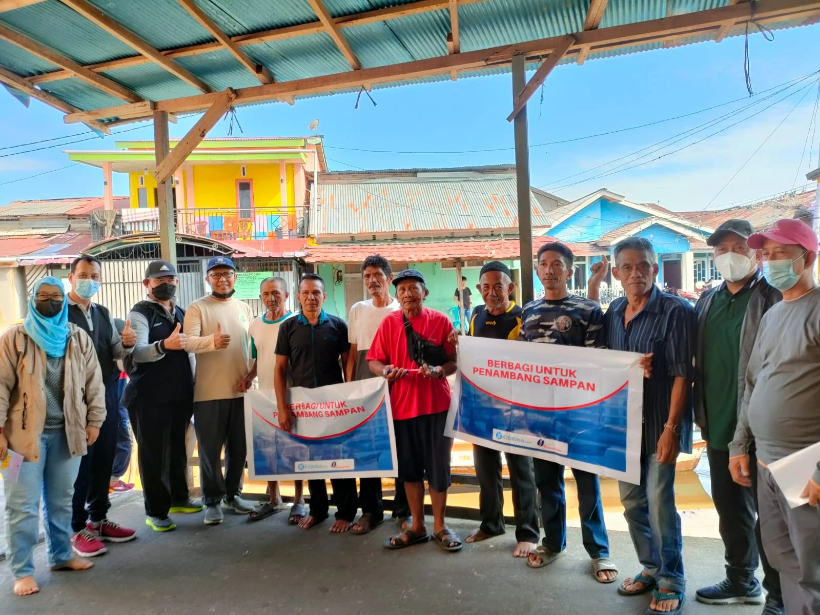 Foto: Gemawan Salurkan Hasil Donasi Online kepada Komunitas Penambang Sampan di Dermaga Beting | Pifa Net