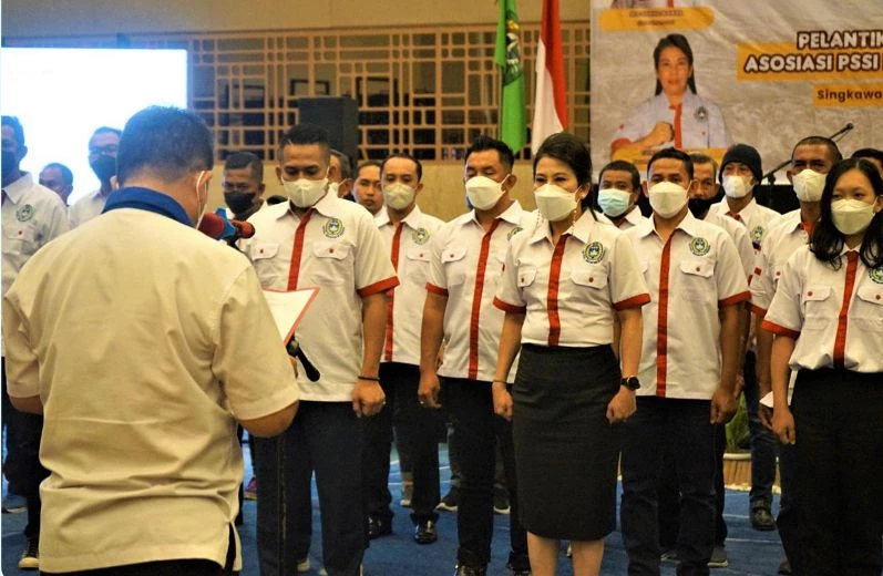 Foto: Tjhai Chui Mie Dilantik Sebagai Ketua Umum PSSI Kota Singkawang | Pifa Net