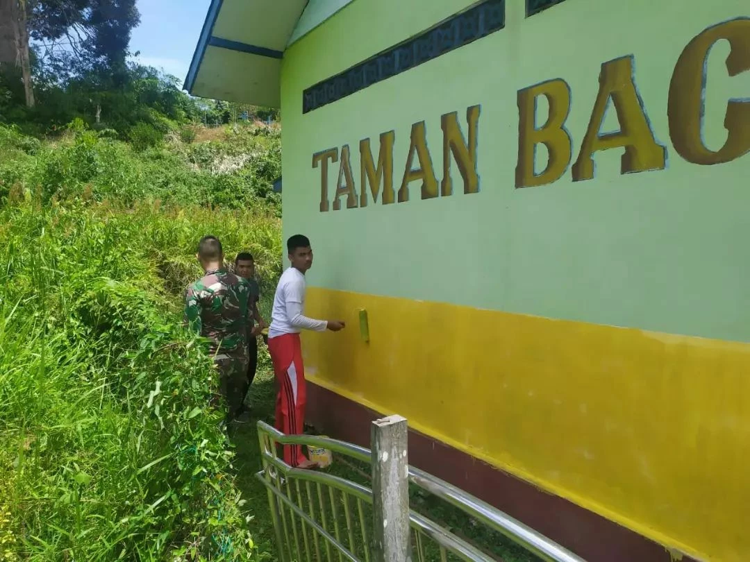 Foto: Beri Kenyamanan Pengunjung, Satgas Pamtas Bantu Pengecatan Taman Bacaan   | Pifa Net