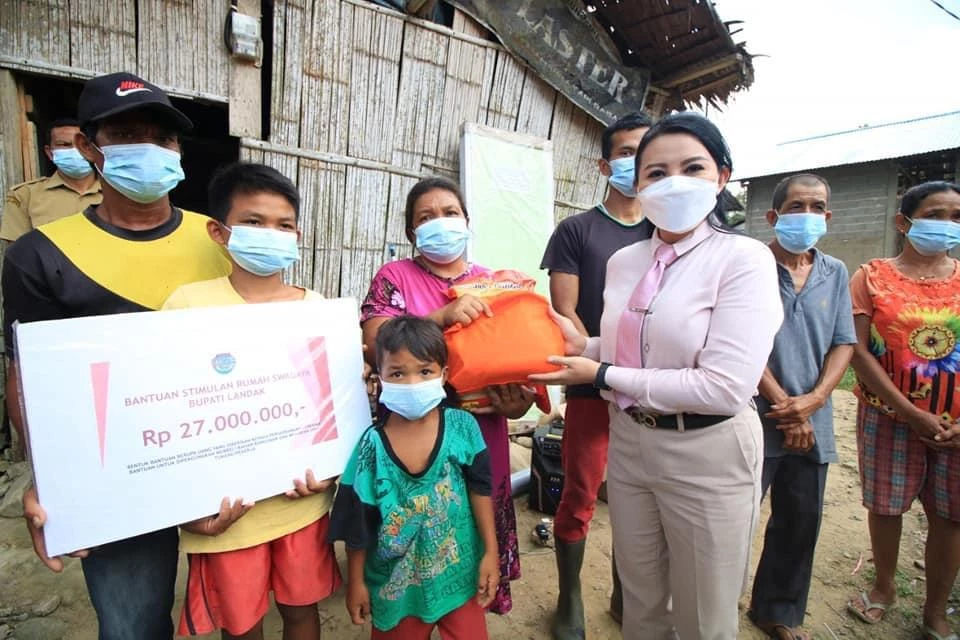 Foto: Bupati Karolin Serahkan Bantuan Rumah Swadaya via Tunjangan Fungsional Bupati | Pifa Net