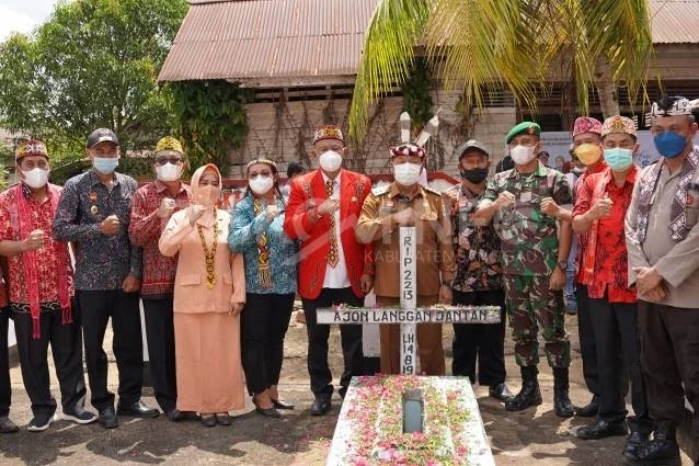 Foto: Dalam Rangka HUT ke-406 Kota Sanggau, Wabup Yohanes Ontot Ziarah ke Makam Pangsuma | Pifa Net