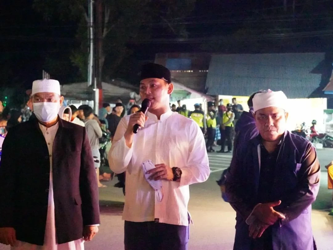 Foto: Wakil Bupati Kapuas Hulu Lepas Kelompok Gerobak Sahur | Pifa Net