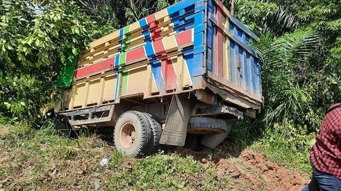 Foto: Laka Maut Ayah dan Anak Meninggal di Jalur Sekadau-Sanggau, Kasatlantas Ungkap Penyebabnya | Pifa Net