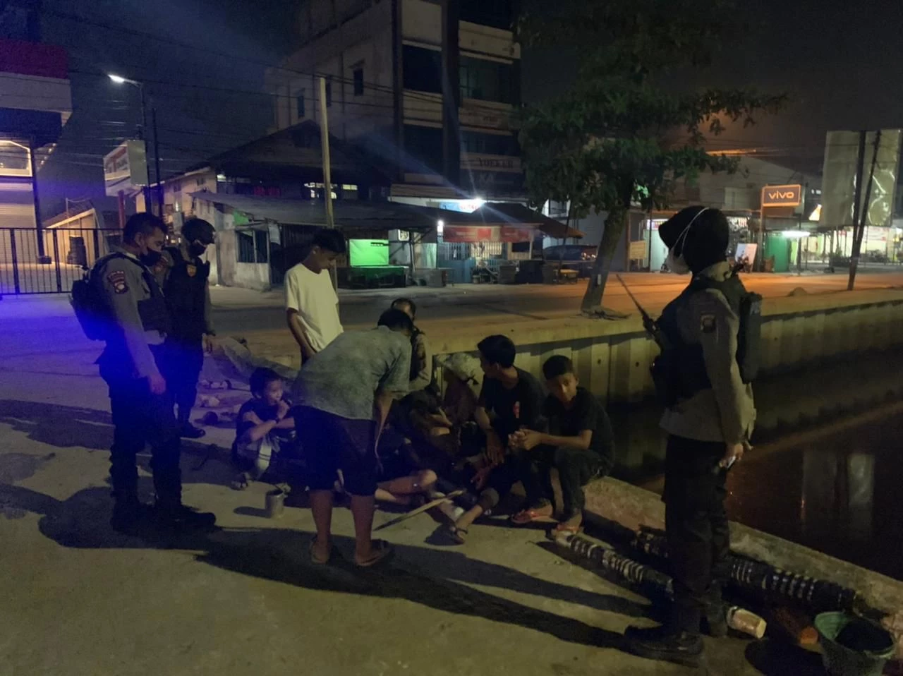 Foto: Antisipasi Balap Liar, Personil Ditsamapta Polda Kalbar Laksanakan Patroli Subuh | Pifa Net