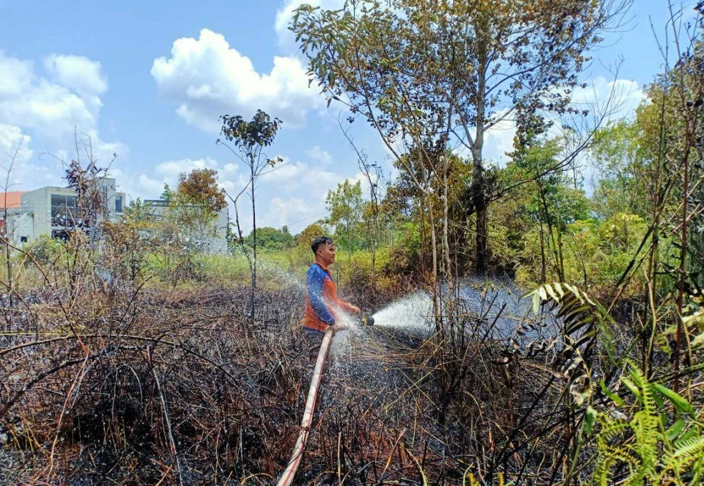 Foto: BPBD Kapuas Hulu Berjibaku Memadamkan Karhutala yang Terjadi di Lingkungan Dinas PU | Pifa Net