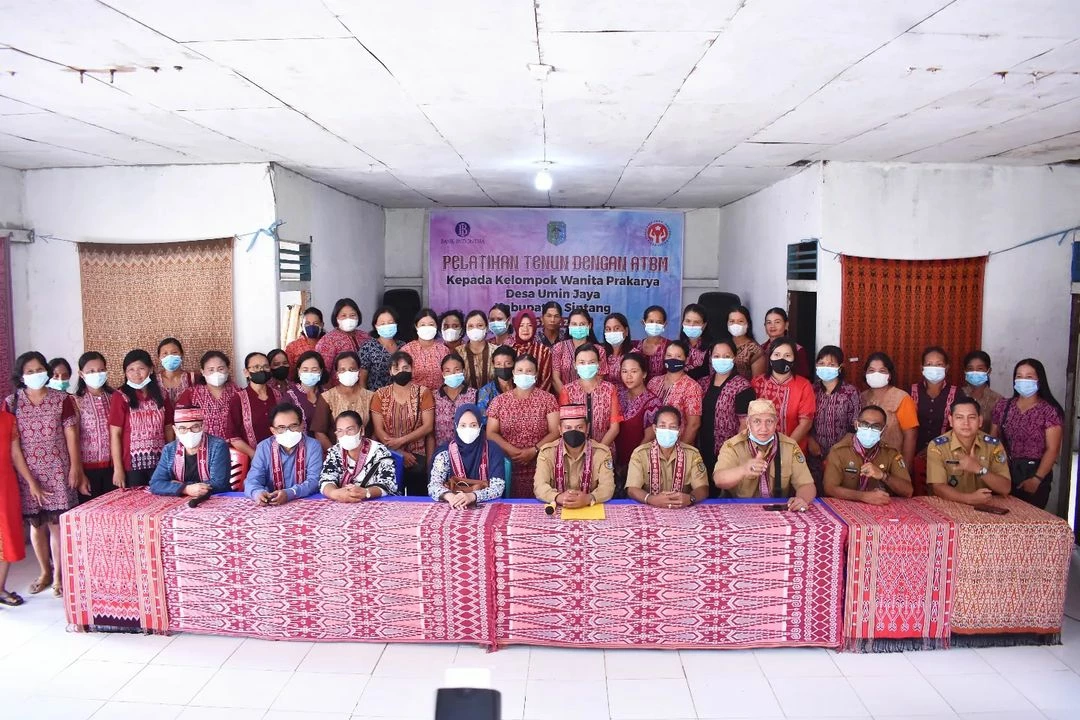 Foto: Seluruh ASN di Pemkab Sintang Akan Diwajibkan Memakai Kain Tenun Ikat | Pifa Net