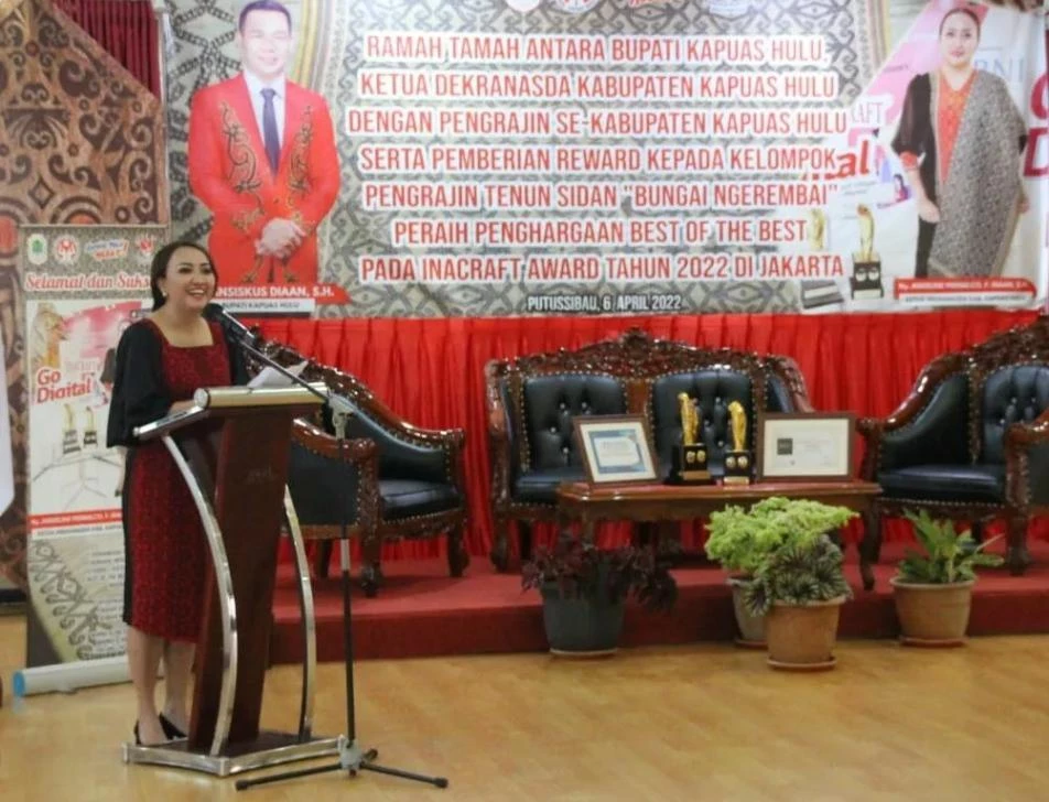 Foto: Bangga, Kain Tenun Sidan Kapuas Hulu Wakili Indonesia di UNESCO Award | Pifa Net