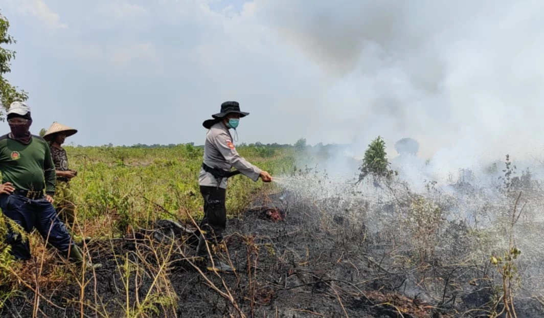 Foto: Kapolsek Rasau Jaya Bersama Satgas Karhutla Turun Padamkan Kebakaran Lahan | Pifa Net