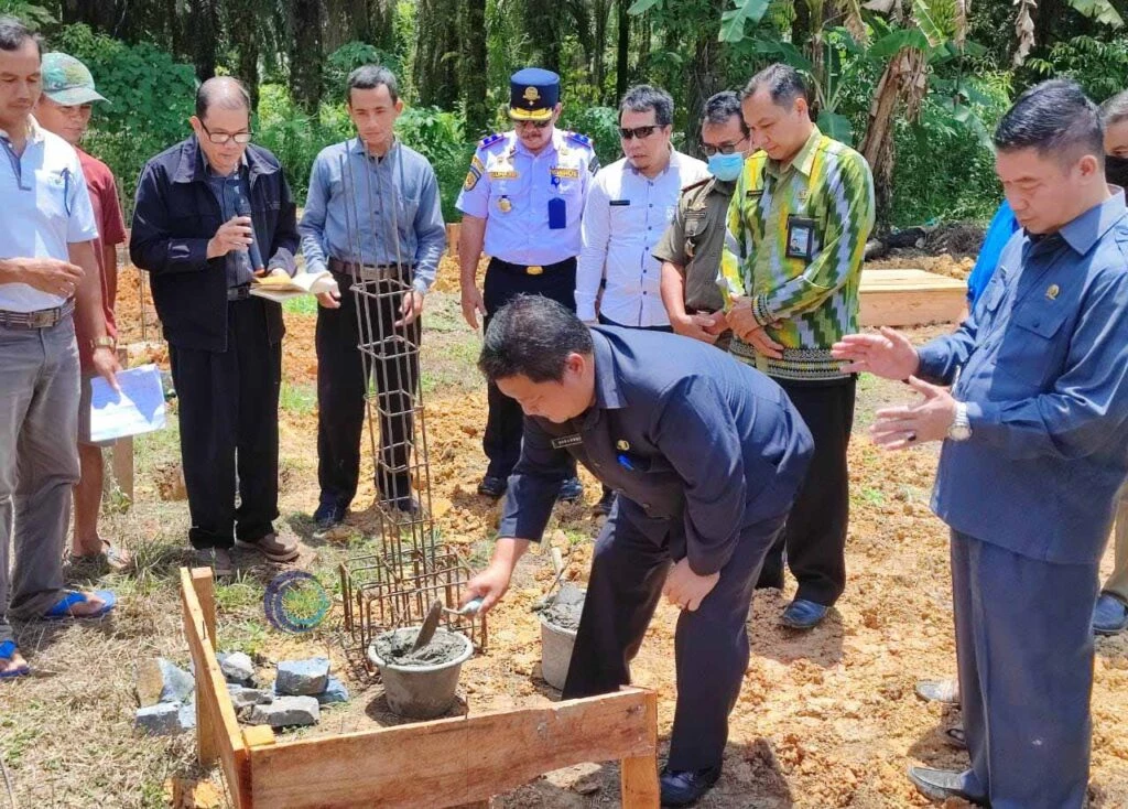Foto: Wabup Sekadau Lakukan Peletakan Batu Pertama GKII Hebron | Pifa Net