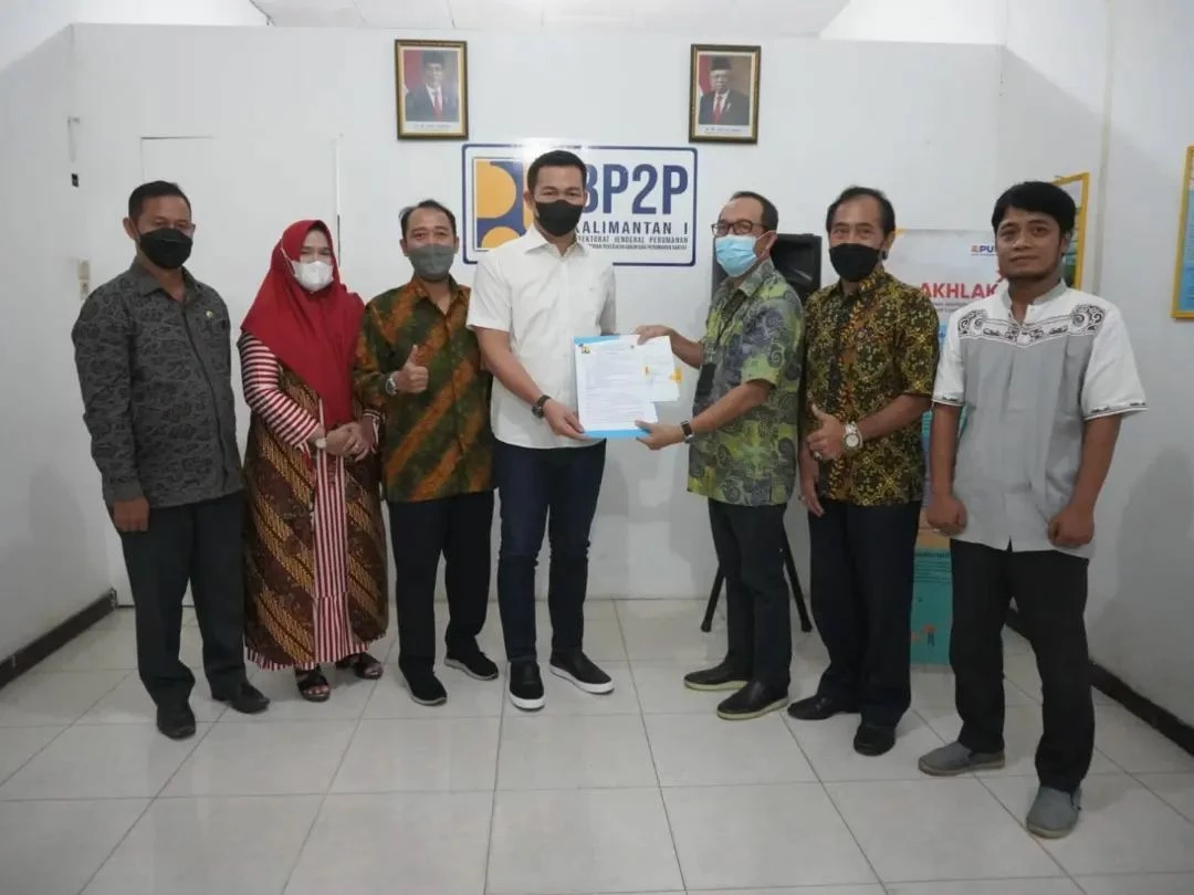 Foto: Bupati Kapuas Hulu dan Dirjen Perumahan Kementerian PUPR Tandatangani Berita Acara Serah Terima BMN    | Pifa Net