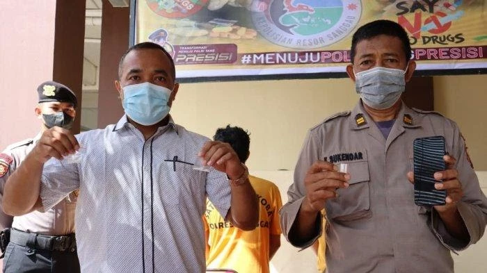 Foto: 2 Residivis Narkoba Berhasil Ditangkap Tim Gabungan Satres Narkoba Polres Sanggau dan Polsek Tayan Hulu  | Pifa Net