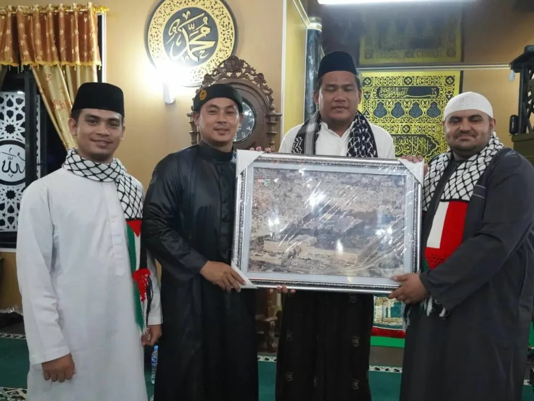 Foto: Safari Ramadhan Dihadiri Ust.Syekh Mahmoud Kamal Fayes Alswahesh Dari Palestina, Wabub Kapuas Hulu: Kegiatan Ini Silaturahmi Antara Pemerintah Dan Masyarakat | Pifa Net