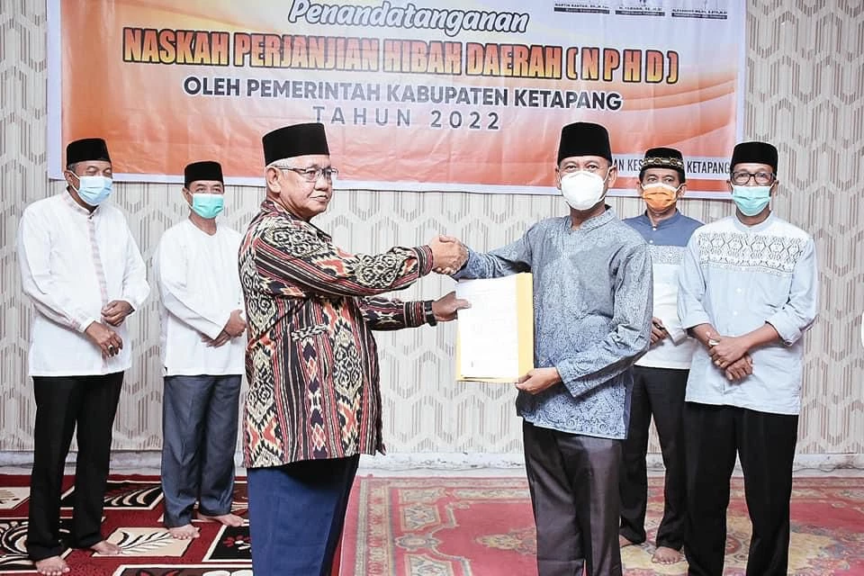 Foto: Wabup Ketapang Serahkan Dana Hibah Daerah Kepada Masjid Agung Al-Ikhlas | Pifa Net