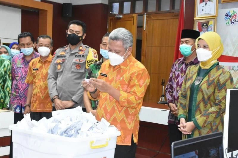 Foto: Buruh Bangunan Raih Paket Umroh Vaksinasi Berhadiah | Pifa Net