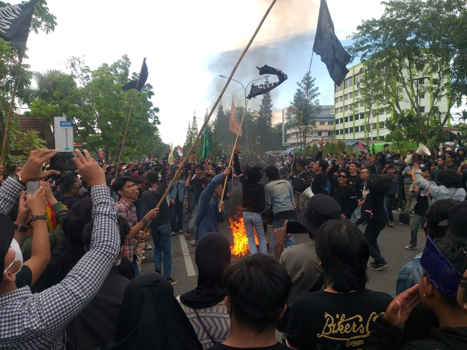 Foto: Polresta Pontianak Turunkan 1500 Anggota Kawal Demonstrasi, Massa Sempat Bakar Ban di Jalan | Pifa Net