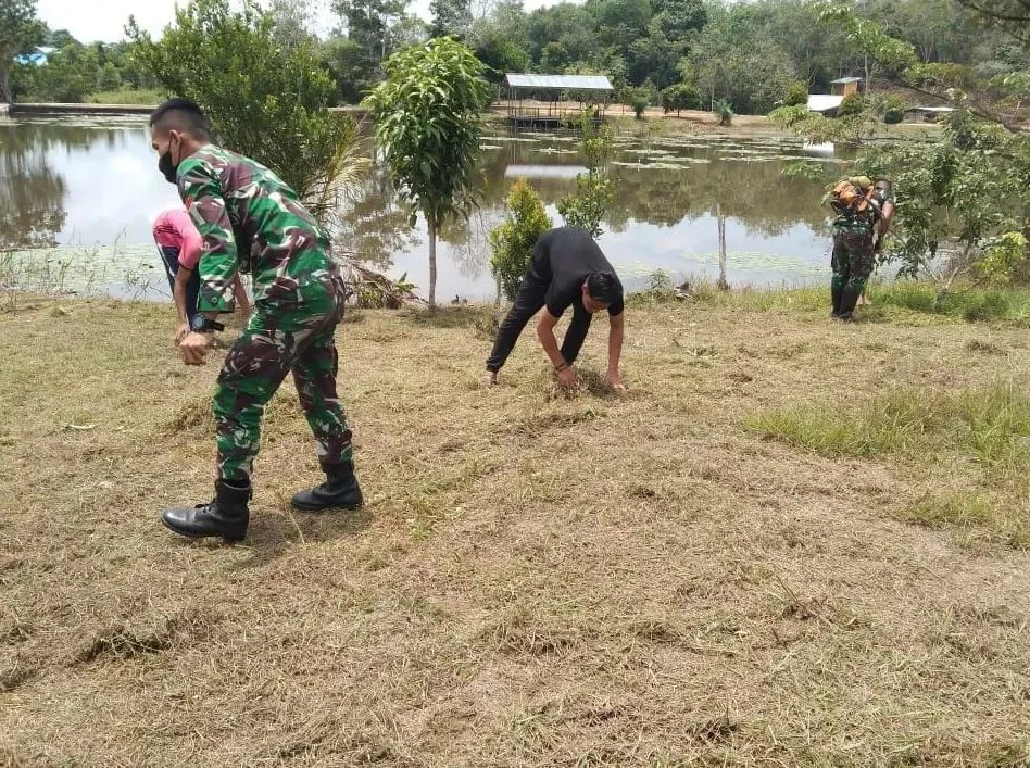Foto: Satgas Pamtas TNI Karya Bhakti Ramadhan Bersih di Kawasan Wisata Perbatasan | Pifa Net