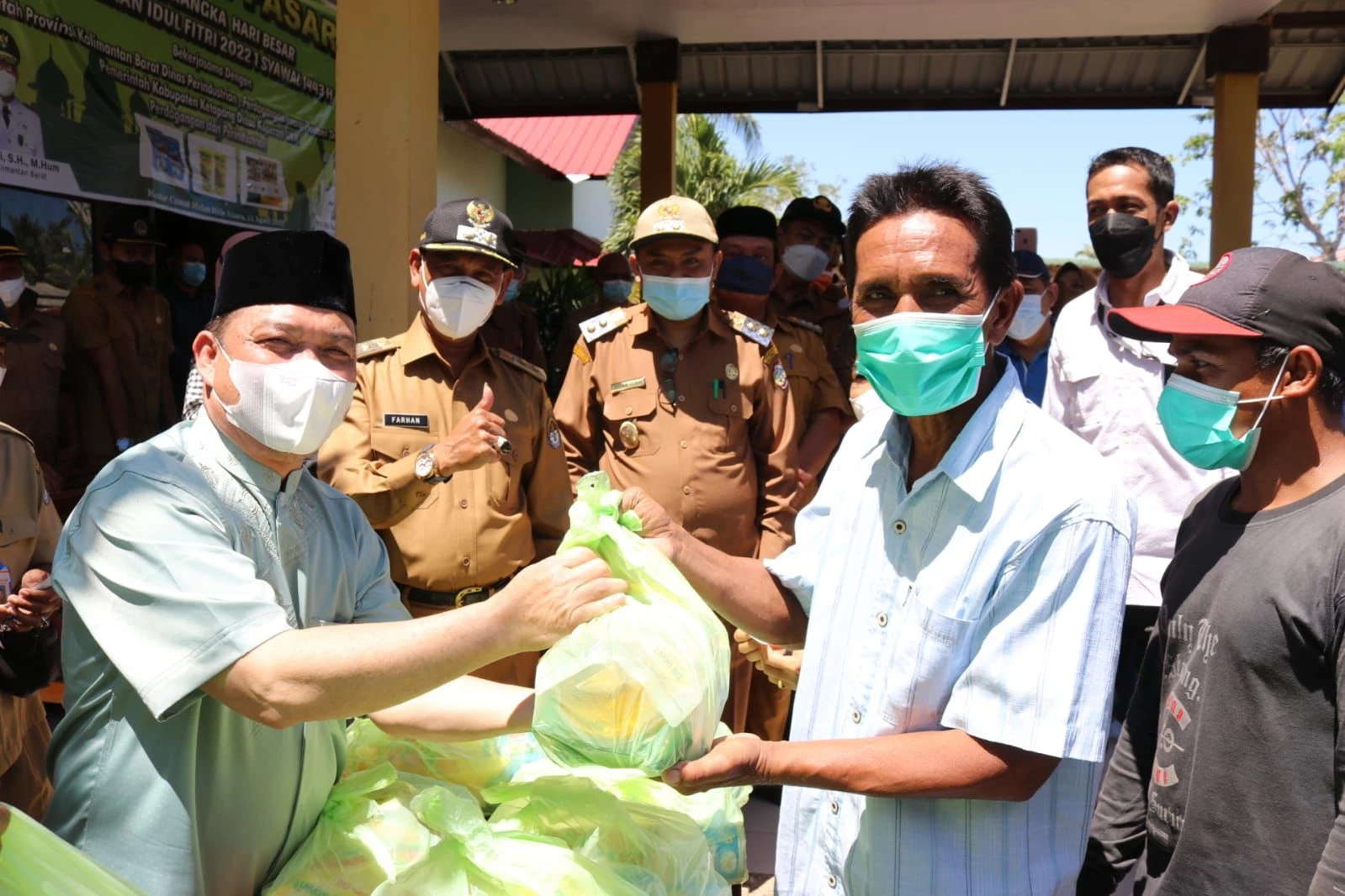 Foto: Wagub Kalbar Bagikan 1000 Paket Sembako dalam Operasi Pasar di Matan Hilir Utara | Pifa Net