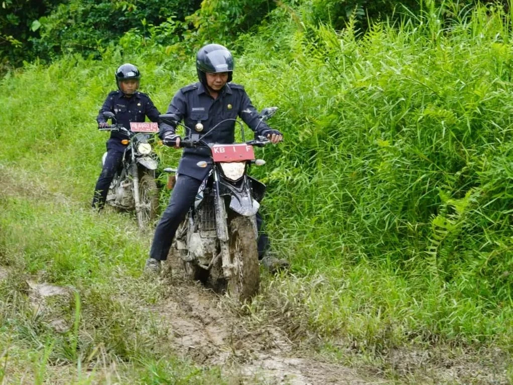 Foto: Bupati Kapuas Hulu Turun Langsung Tinjau Kondisi Jalan Rusak di Embaloh | Pifa Net