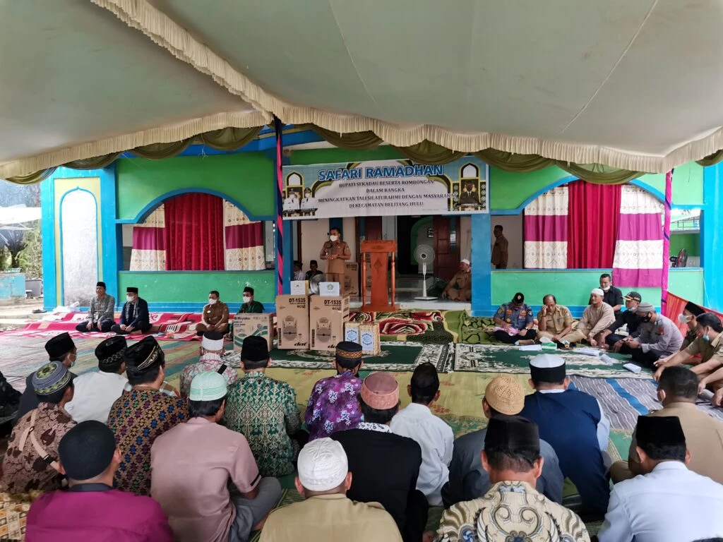 Foto: Hadiri Safari Ramadan di Belitang Hulu, Bupati Aron Berikan Bantuan untuk Kebutuhan Ibadah | Pifa Net
