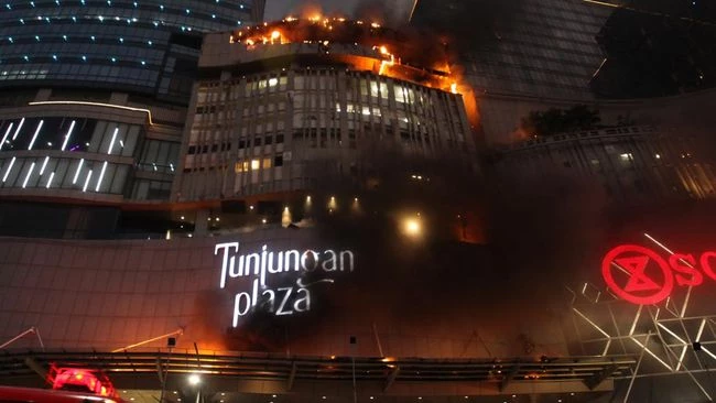 Foto: Kebakaran Hebat Terjadi di Tunjungan Plaza 5 Surabaya, Wali Kota Klaim Tak Ada Korban Jiwa | Pifa Net