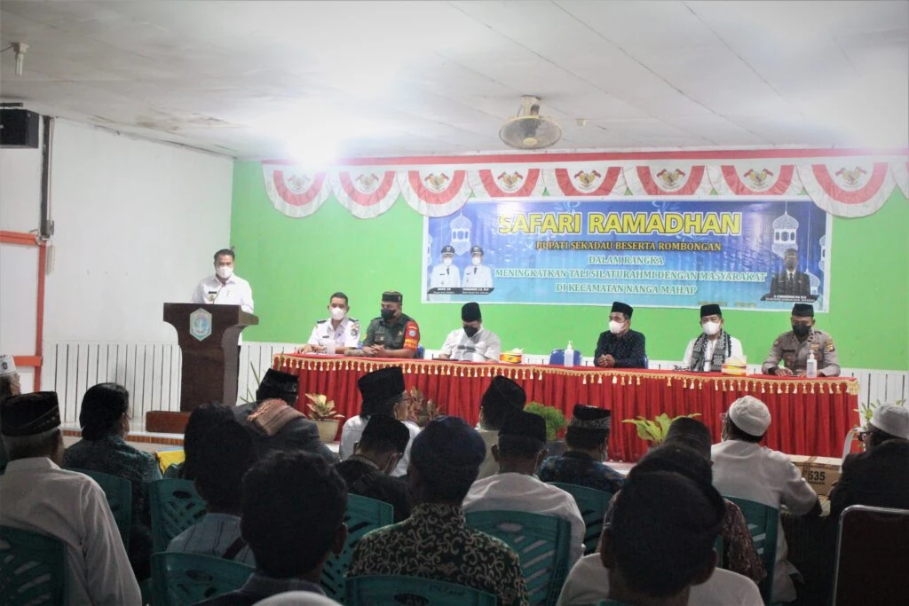 Foto: Bupati Aron Ungkap Momentum Safari Ramadhan Perkuat Silaturahmi dengan Masyarakat Nanga Mahap | Pifa Net