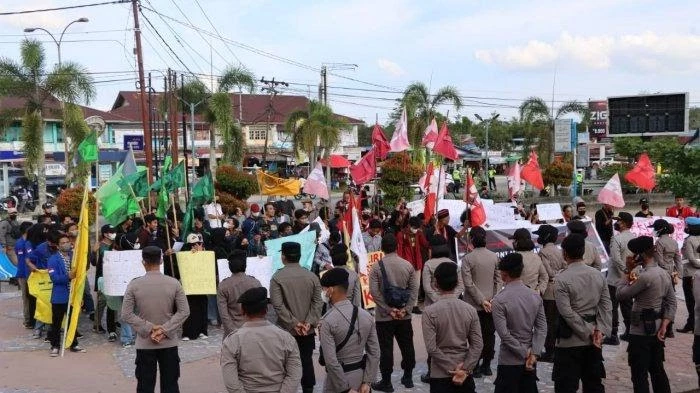 Foto: Polres Sintang Kerahkan Personil Untuk Pengamanan Aksi Demonstrasi | Pifa Net