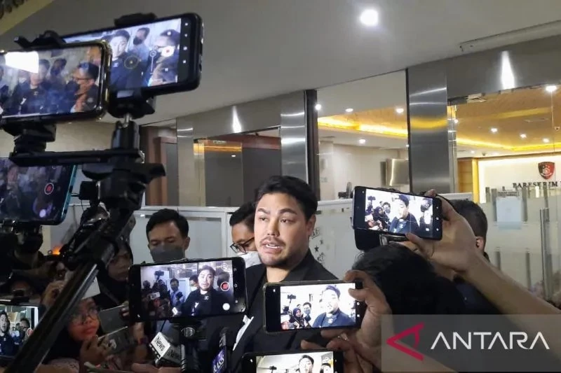 Foto: Bawa Koper Hitam, Ivan Gunawan Kembalikan Ongkos Brand Ambassador DNA Pro, Tembus Rp900 Juta! | Pifa Net