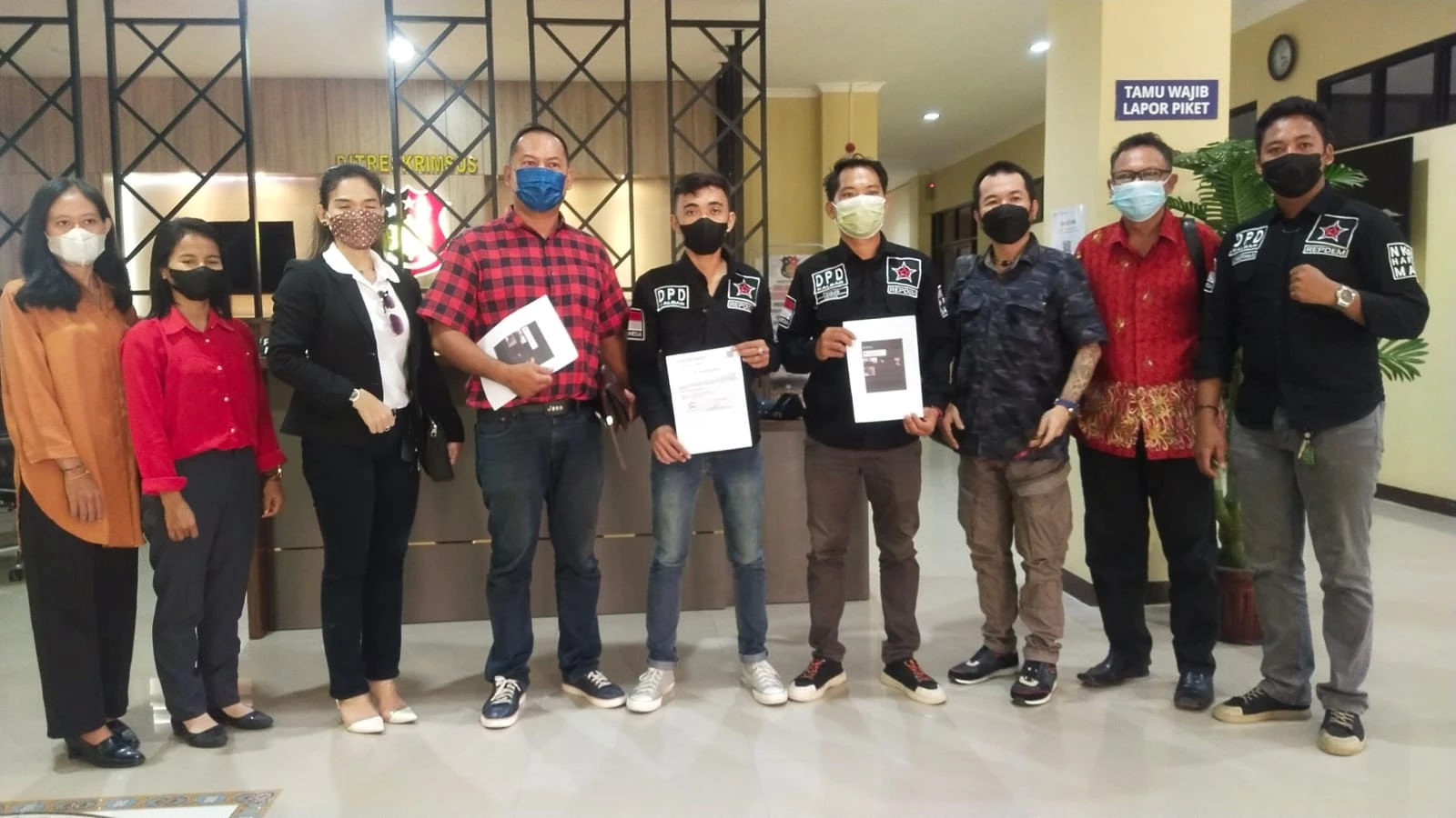 Foto: Repdem Kalbar Didampingi Komisariat Advokasi Laporkan Akun Tiktok yang Lecehkan Ketum PDIP ke Polda KalBar | Pifa Net