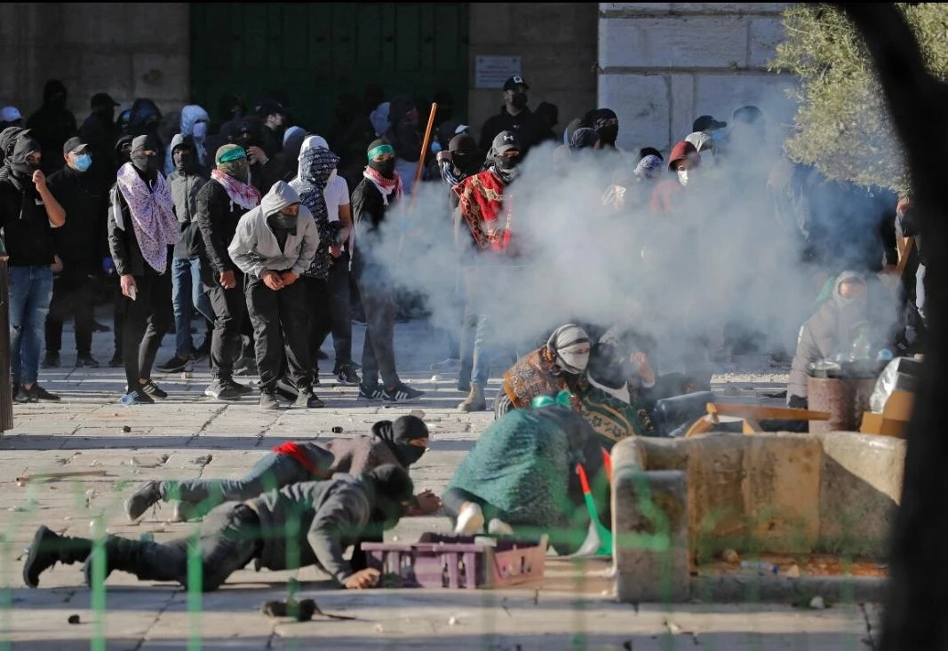 Foto: Serangan Pasukan Israel ke Masjid Al-Aqsa ketika Salat Subuh, 150 Orang Terluka! | Pifa Net