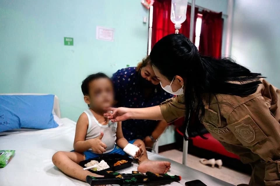 Foto: Bupati Karolin Jenguk Anak 5 Tahun Korban Penganiayaan Ibu Kandungnya | Pifa Net