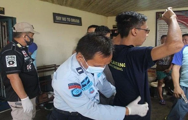 Foto: Tim Gabungan Geledah Blok Hunian Lapas Sintang     | Pifa Net