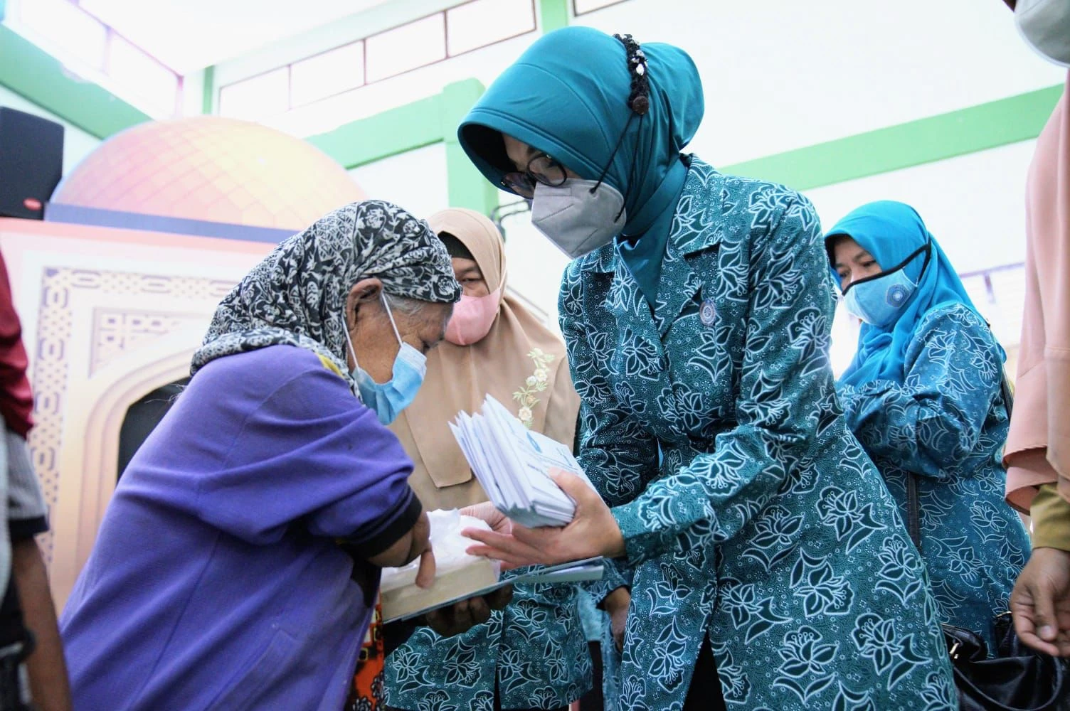 Foto: TP PKK Kota Pontianak Salurkan Bantuan Bagi Dhuafa | Pifa Net