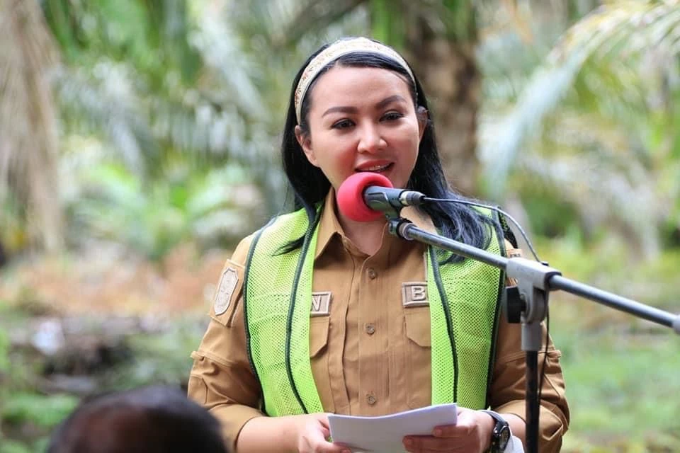 Foto: Bupati Landak Panen Perdana Peremajaan Sawit Rakyat | Pifa Net