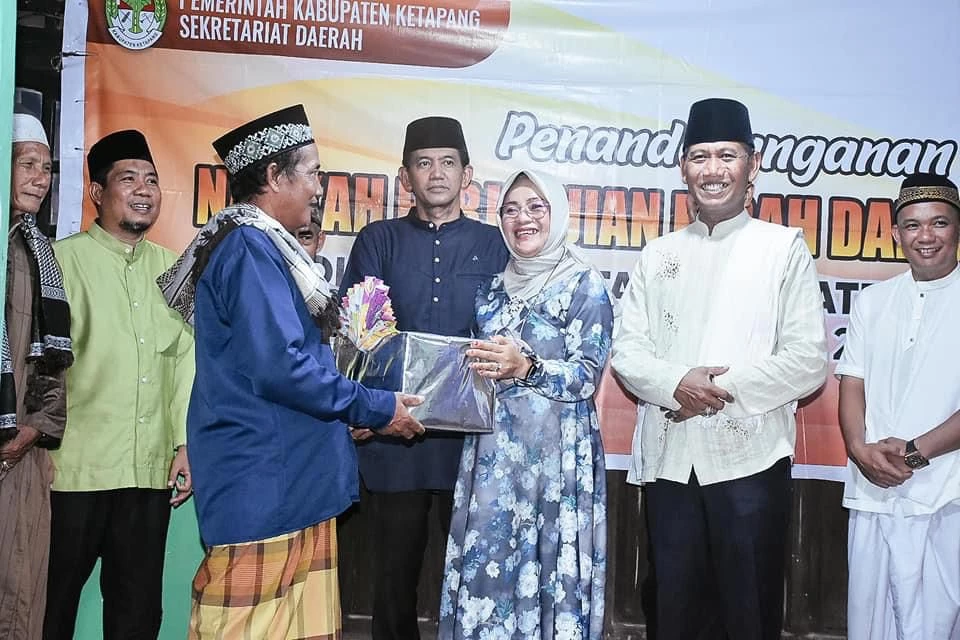 Foto: Wabup Ketapang Hadiri Penandatangan NPHD dan Serahkan Bantuan Paket Ramadhan | Pifa Net