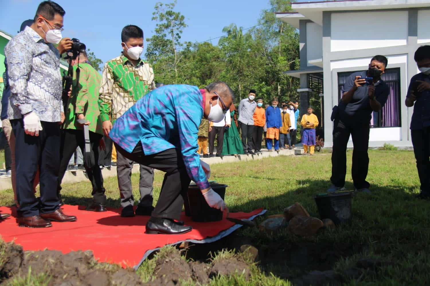 Foto: Gubernur Midji Meletakkan Batu Pertama Pembangunan Pesantren Shultoniyah | Pifa Net