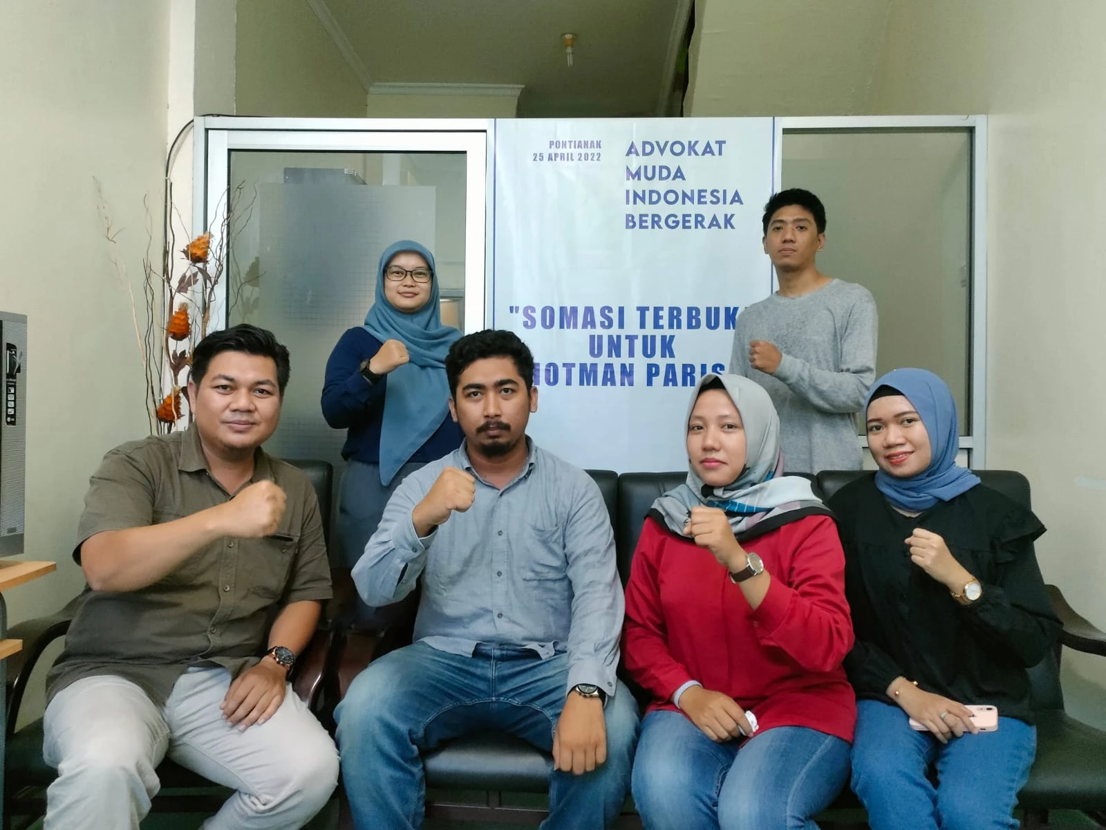 Foto:  Advokat Muda Indonesia Bergerak Wilayah Pontianak Gelar Somasi Terbuka Terkait Perseteruan Hotman Paris Hutapea dan Otto Hasibuan | Pifa Net