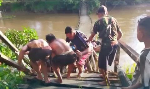 Foto: Sebuah Jembatan Gantung  Penghubung Antar Dusun di Melawi Ambruk | Pifa Net
