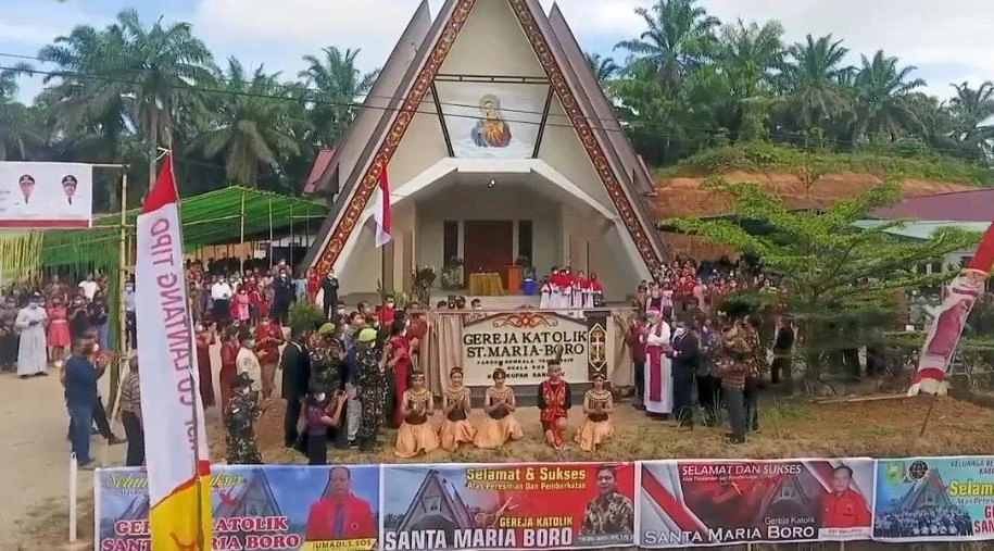 Foto: Bupati dan Wabup Resmikan Gereja Katolik Santa Maria Stasi Boro Paroki Gembala yang Baik Kuala Dua    | Pifa Net
