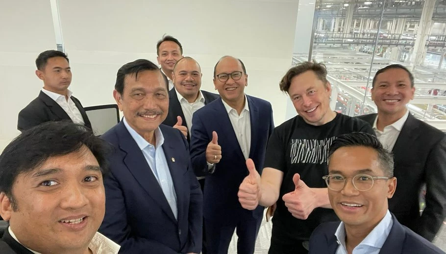 Foto: Pakai Kaos Oblong, Elon Musk Selaku Bos Tesla Bertemu Luhut Bahas Kerja Sama Pengembangan Mobil Listrik | Pifa Net