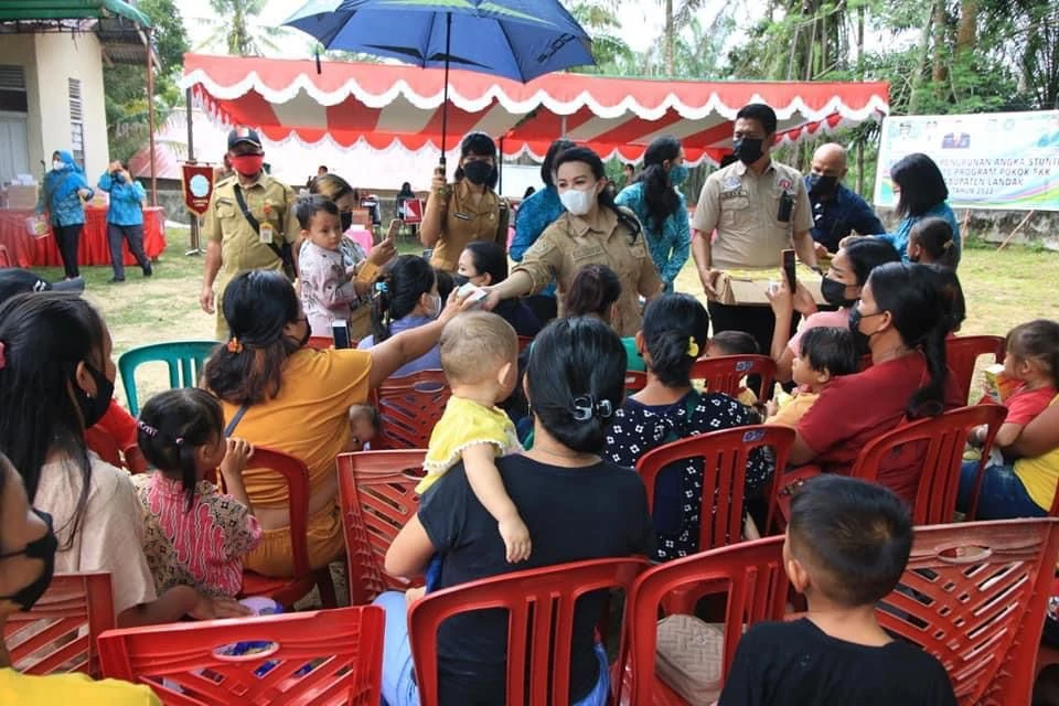 Foto: Sosialisasi Stunting Desa Selutung, Bupati Karolin: Ibu-Ibu Harus Makan Sehat | Pifa Net