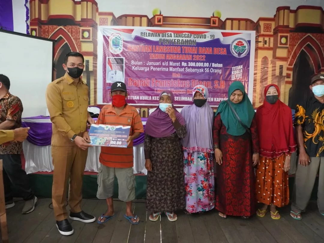 Foto: Bupati Kapuas Hulu Serahkan BLT-DD di Desa Titian Kuala   | Pifa Net