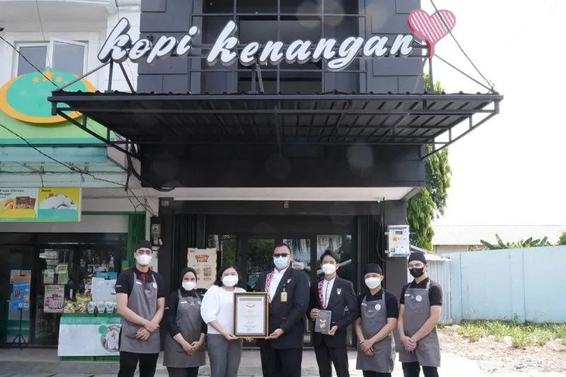 Foto: Buka 30 Outlet Satu Minggu, Kopi Kenangan Sabet Rekor MURI | Pifa Net