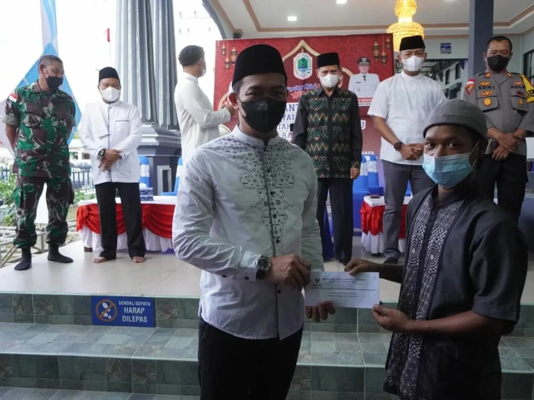 Foto: Bupati Kapuas Hulu Berikan Santunan Kepada Anak Yatim Piatu dan Kaum Duafa Jelang Idul Fitri | Pifa Net