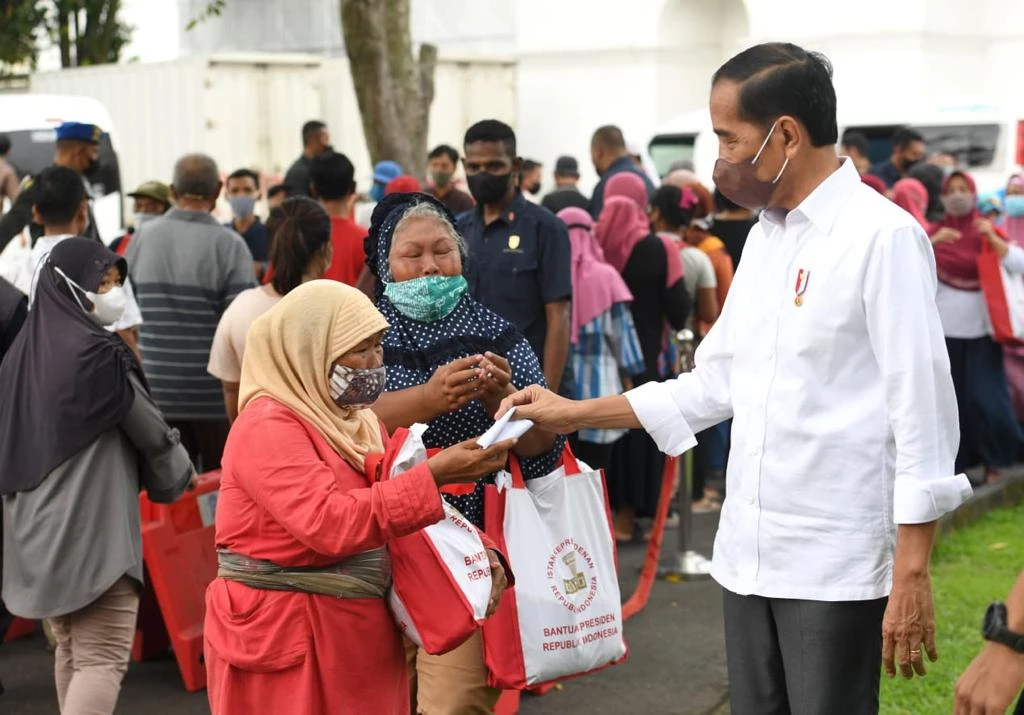 Foto: Presiden Bagikan Paket Sembako di Yogyakarta | Pifa Net