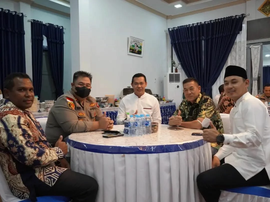 Foto: Hari Pertama Lebaran, Bupati Kapuas Hulu Silahturahmi ke Rumah Wabup | Pifa Net